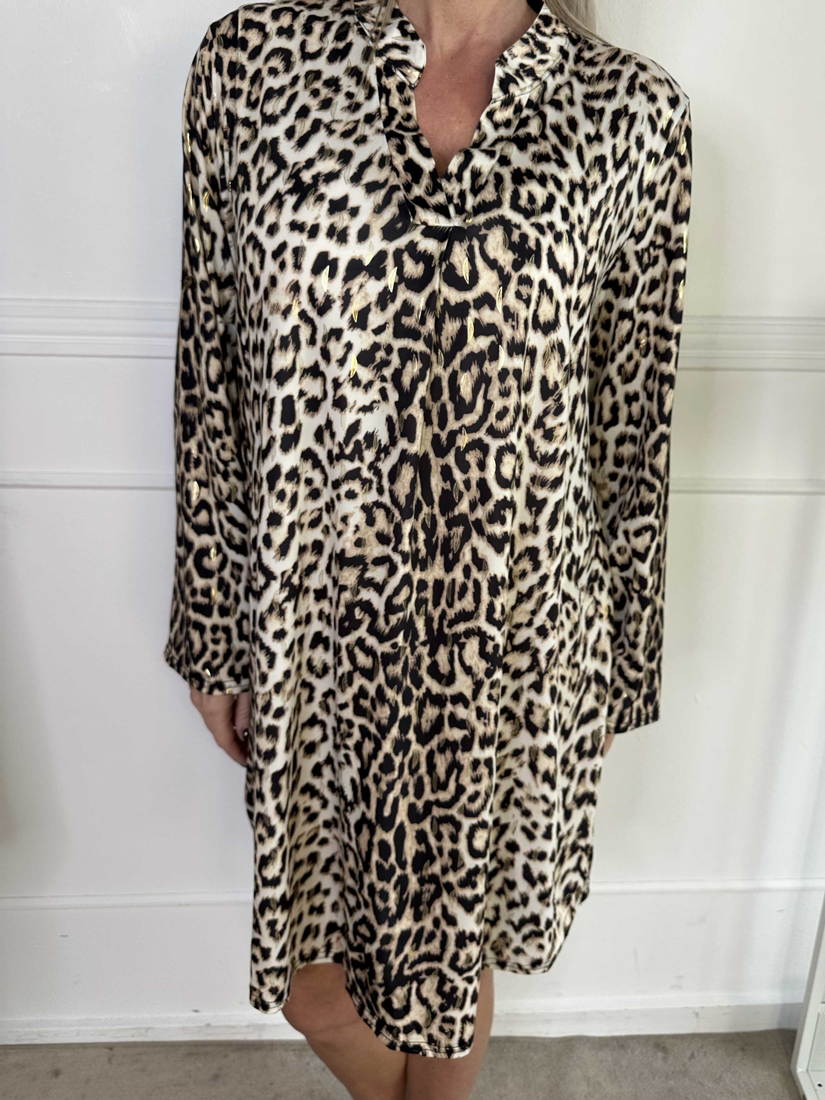 Penelope - Leopardmönstrad elastisk klänning med gulddetaljer